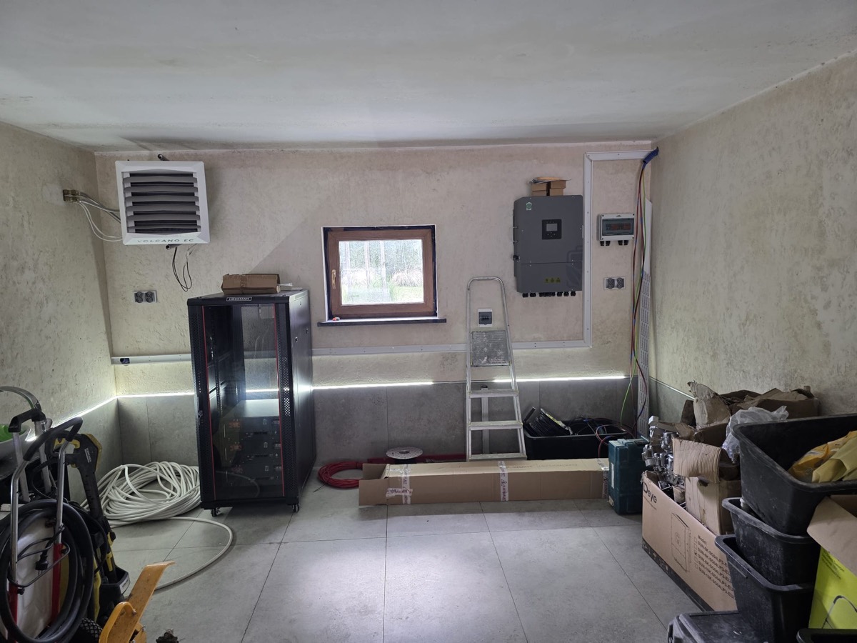 Magazyn energii i falownik w instalacji domowej